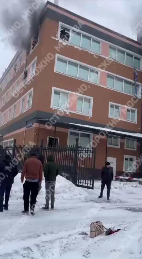 Пожар в хостеле на севере Москвы: люди просят о помощи