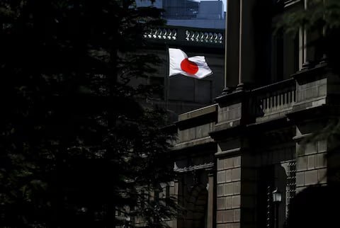 Банк Японии поднимет процентные ставки до 30 летнего максимума пишет Reuters Ожидается что на заседании в пятницу регулятор повысит краткосрочную процентную ставку с 0 5 до 0 75 Это решение будет принято на фоне растущих цен на продовольствие которые удерживают инфляцию в стране выше целевого уровня в 2 уже почти четыре года подряд jkinvest news jkinvest