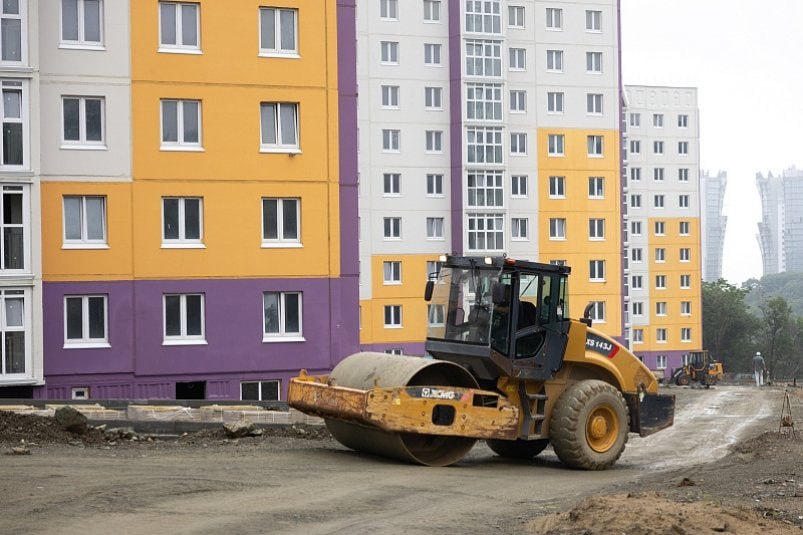 Многострадальные дома для переселенцев и сирот во Владивостоке почти достроили Затянувшаяся стройка домов на улице Русская во Владивостоке находится в завершающей стадии. В августе будущим жильцам начнут проводить экскурсии. "Сейчас строительство домов находится в завершающей стадии. В третьем доме устанавливают светильники и счетчики, во втором доме идет поклейка обоев и натяжение потолков. Параллельно ведется благоустройство прилегающей территории. Следующим этапом благоустройства будет завоз чернозема и озеленение территории. В завершение здесь проведут асфальтирование", — сообщает глава Владивостока Константин Шестаков. По завершению работ в этих домах будет передано 494 квартиры детям-сиротам и владельцам жилья из аварийного фонда. Квартиры сдадут с полной отделкой. Подробнее — в материале ИА PrimaMedia. Фото: администрация Владивостока PrimaMedia Прислать новость