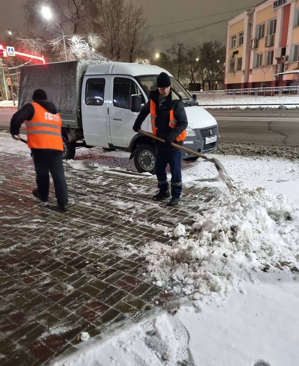 ГСТК избавляет Благовещенск от выпавшего снега: спецтехника и рабочие чистят тротуары и проезжую часть, «прилотковку», подсыпают улицы противогололедным материалом. Так, за ночь на городские магистрали высыпали 20 тонн соли.  Работы стартовали ночью. На улицы «вышли» ПУМы, погрузчики, самосвал, трактор, грейдер.