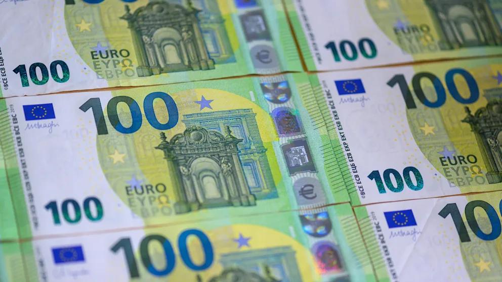 Германия стала лидером Европы по социальным расходам Германия тратит на социальные нужды больше всех в Европе сообщает газета Rheinische Post со ссылкой на новое исследование Института немецкой экономики IW По данным аналитиков 41 всех государственных расходов в ФРГ идет на социальную защиту Этот показатель выше чем в скандинавских странах в Австрии или например Швейцарии Почти половина этих средств уходит на пенсионную систему Эксперты IW призывают правительство остановить дальнейший рост социальных выплат включая траты на здравоохранение В отчете говорится что доля расходов на госуправление в Германии с 2001 по 2023 год выросла с 7 2 до 11 тогда как на образование страна тратит всего 9 3 это один из самых низких показателей среди европейских государств В сфере обороны картина обратная после вторжения России в Украину страны Северной Европы увеличили военные бюджеты до уровня 3 4 от всех расходов В Германии этот показатель остается на уровне 2 3 Если сравнивать по доле от ВВП то Германия тратит на оборону около 1 1 значительно ниже целевого ориентира НАТО BILD Russian