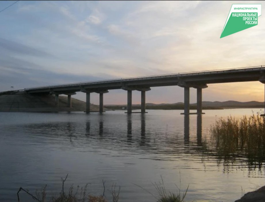 Мост через озеро Мылка на автодороге Хабаровск Лидога Ванино отремонтируют в этом году В этом году в Хабаровском крае отремонтируют мост через озеро Мылка Он находится на 391 м километре трассы Хабаровск Лидога Ванино которая связывает южные и северные районы региона Дорога связывает Комсомольск на Амуре и к Ванинский транспортный узел Для местных жителей мост это короткий путь между дачами микрорайонами и центральной частью города Ремонт начнется в конце марта Дорожники обновят проезжую часть подходы к мосту и установят современные швы Еще здесь сделают новый слой асфальта поставят знаки со светоотражателями и специальные элементы чтобы ночью было лучше видно Длина участка 173 метра На работы выделили больше 109 миллионов рублей основная часть денег из федерального бюджета регион нацпроект Фото Пресс служба министерства транспорта и дорожного хозяйства Хабаровского края Поддержите канал AmurMedia Прислать новость AmurMedia в Дзен