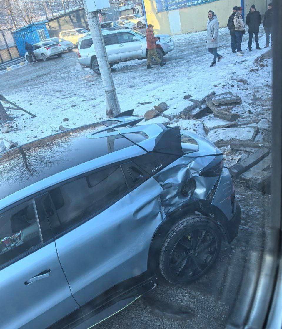 Во Владивостоке машина выехала перед движущимся поездом и получила удар в борт Как сообщает пресс служба ДВЖД сегодня 3 января в 10 00 местного времени во Владивостоке на регулируемом необслуживаемом дежурным работником переезде станции Гайдамак Дальневосточной железной дороги при исправно действующей переездной сигнализации водитель легкового автомобиля выехал на пути перед приближающимся поездом 7310 сообщением Владивосток Мыс Чуркин Машинист поезда применил экстренное торможение но расстояние было недостаточным и столкновения избежать не удалось По предварительной информации в результате ДТП никто не пострадал Схода подвижного состава нет В 10 10 поезд отправился по назначению в 10 17 прибыл на станцию Мыс Чуркин с отклонением от расписания на 13 минут На движение других поездов ситуация не повлияла Хотите поделиться новостью Написать в Приморье Онлайн