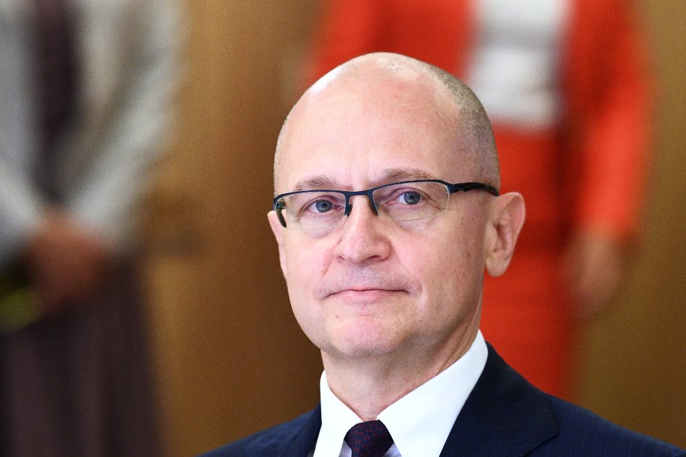 Сергей Кириенко ознакомился с процессом модернизации в в Республиканской больнице Сухума В рамках рабочего визита в Сухум, первый заместитель руководителя Администрации президента РФ Сергей Кириенко совместно с президентом Республики Абхазия Бадрой Гунба, осмотрели строительство ангиографического корпуса и новой детской больницы, которое идет при поддержке России. Целью посещения стало обсуждение приоритетных аспектов партнерства в области здравоохранения. Также в больнице состоялась встреча с министром здравоохранения России Михаилом Мурашко. Сергей Кириенко ознакомился с текущим положением дел и планами модернизации инфраструктуры медицинского учреждения. Совместно с республиканскими представителями были рассмотрены возможности реализации совместных проектов России и Абхазии в сфере здравоохранения. Также Сергей Кириенко и Бадра Гунба передали Министерству здравоохранения Абхазии передвижной флюорографический кабинет. Мобильный медицинский комплекс будет закреплен за Гудаутской центральной районной больницей для обслуживания жителей района. С помощью аппарата врач сможет выявлять воспалительные процессы в легких, опухоли, посторонние предметы и инфильтраты на рентгеновских снимках. Глава Минздрава РФ Михаил Мурашко сообщил, что также дополнительно два стационарных рентген-аппарата будут переданы в Ткуарчал и Гагру. Подписаться