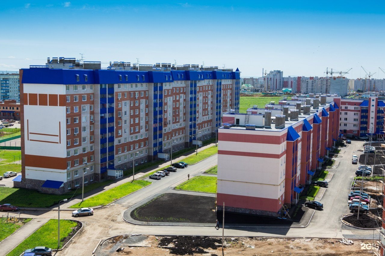 Школу в «Лазурном» пока строить не на что. В микрорайоне «Лазурный» села Мариинский продвигается вопрос по строительству школы и детсада — землю поставили на кадастровый учёт, сейчас ведутся инженерные изыскания. Но для следующего этапа — проектирования и строительства — требуются дополнительные средства, которых в районном бюджете пока нет. Сейчас дети учатся в школе, переполненной в три раза. Подпишись на «Короче, Стерлитамак»