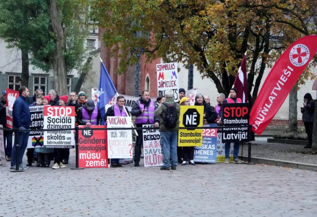 Суверенная власть проводит митинг в поддержку денонсации Стамбульской конвенции Около 20 человек собрались на пикете у здания Сейма в поддержку выхода Латвии из Стамбульской конвенции Акцию организовала не представленная в парламенте партия Суверенная власть Юлии Степаненко Партия считает что заявления сделанные в последние дни различными бывшими и действующими должностными лицами о денонсации Стамбульской конвенции представляют собой отвратительную манипуляцию и эмоциональное насилие в отношении лиц принимающих решения Вчера как сообщили местные СМИ около 5000 человек пришли к зданию Сейма чтобы выразить несогласие с денонсацией конвенции Это была одна из крупнейших акций протеста жителей за последние годы Сейм сегодня во втором окончательном чтении будет рассматривать законопроект о выходе Латвии из конвенции news lv