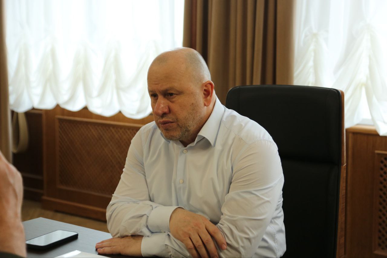 Ассаламу Алайкум! Руководитель Администрации Глав и Правительства ЧР Галас Таймасханов провёл рабочую встречу с министром строительства, ЖКХ и энергетики ЧР Муслимом Зайпуллаевым. На встрече обсудили состояние в сфере жилищно-коммунального хозяйства, энергетики и строительного сектора. Муслим Магомед-Ярагиевич представил проект по созданию на базе Российского университета спецназа имени В. В. Путина в Гудермесе «Реабилитационно-рекреационного кластера для людей с инвалидностью». Также он будет предусматривать возможность прохождения реабилитации участников СВО. Галас Султанович поддержал проект и отметил, что нужно его презентовать также и на предстоящей в начале июня бизнес-миссии.
