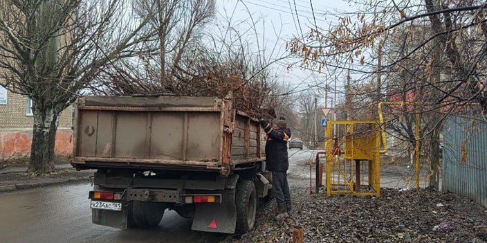 В Молодогвардейске провели работы по благоустройству   27 января в городе Молодогвардейске работники муниципального унитарного предприятия «Дорожно-эксплуатационное управление» провели работы по вывозу порубочных остатков.    Они образовались в результате обрезки разросшихся веток деревьев.  Мероприятия по благоустройству выполнили по улице Коцюбинского.   «Работы по погрузке и вывозу веток будут продолжены и в других микрорайонах города», - отметила начальник управления по жизнеобеспечению г. Молодогвардейск, с. Самсоновка Ирина Михайлева.           Одноклаcсники