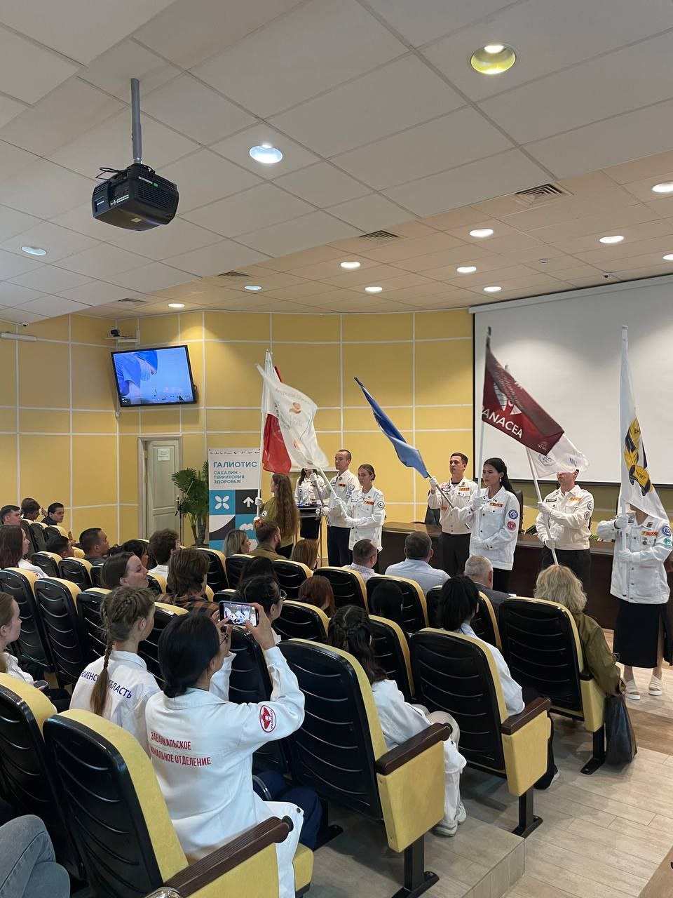 В Южно-Сахалинске только что прошло открытие молодежного проекта – в летний период на островах будут трудиться участники Всероссийского студенческого медицинского отряда «Галиотис». 74 человека из 18 регионов страны в качестве младшего и среднего медицинского персонала, а также врачей-стажёров будут помогать пациентам островных больниц и поликлиник. Студенты будут работать в Южно-Сахалинске, Корсакове и Долинске. Движение РСО на территории Сахалинской области возобновилось в 2022 году и реализуется в рамках нацпроекта «Молодежь и дети». ——— : Прислать нам новость: