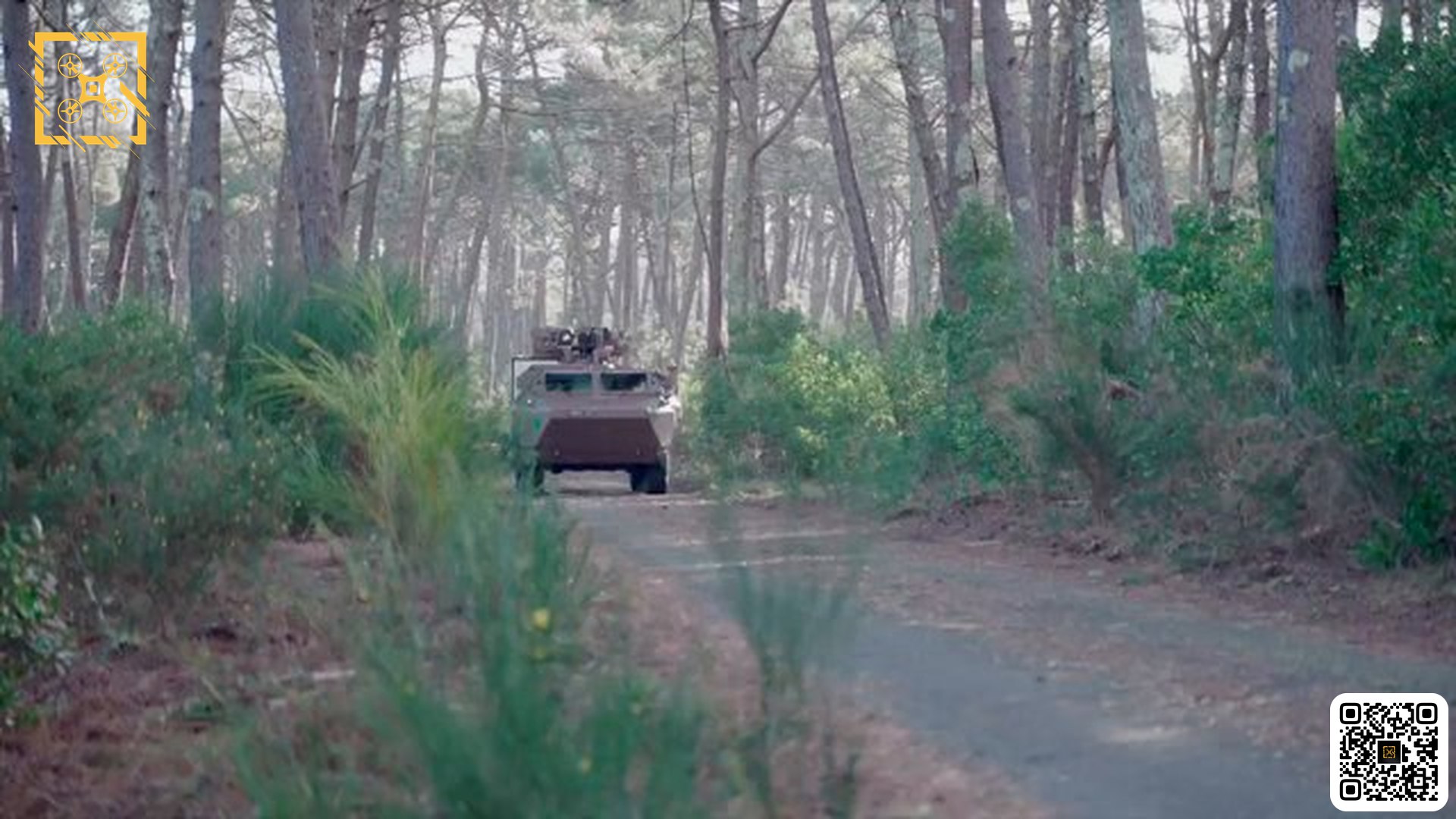 Мобильный завод FPV-дронов во Франции Французская компания Per Se Systems разработала мобильный завод для производства FPV-дронов. Он представляет собой трейлер с 3D-принтерами, способный выпускать до 60 коптеров SL 450 NG3 в день. Один принтер печатает раму дрона за 3 часа, а весь комплекс может работать от мобильного генератора около 18-19 часов. Проект реализован при поддержке 17 учебной артиллерийской группы французской армии и уже сотрудничает с двенадцатью полками. Военные планируют использовать дроны для отработки стрельбы на учениях. Завод призван обеспечить быстрое пополнение парка беспилотников непосредственно в полевых условиях. 