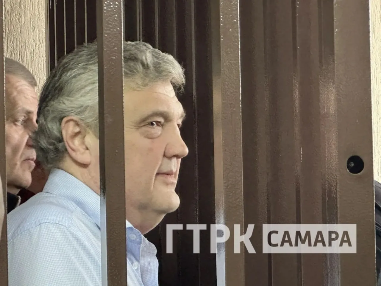 Олега Бойко приговорили к 11 годам колонии строгого режима по делу о получении взятки в особо крупном размере Суд также назначил ему штраф почти 294 миллиона рублей это в четыре раза больше суммы взятки Кроме того Бойко запретили в течение 8 лет занимать должности на государственной и муниципальной службе связанные с управленческими и административными полномочиями Его также лишили специального звания генерал майора внутренней службы До вступления приговора в законную силу он останется под стражей В срок наказания зачтут время проведённое в СИЗО с 18 декабря 2023 года с момента задержания ГТРК Самара MAX lВК lОК lСАЙТ