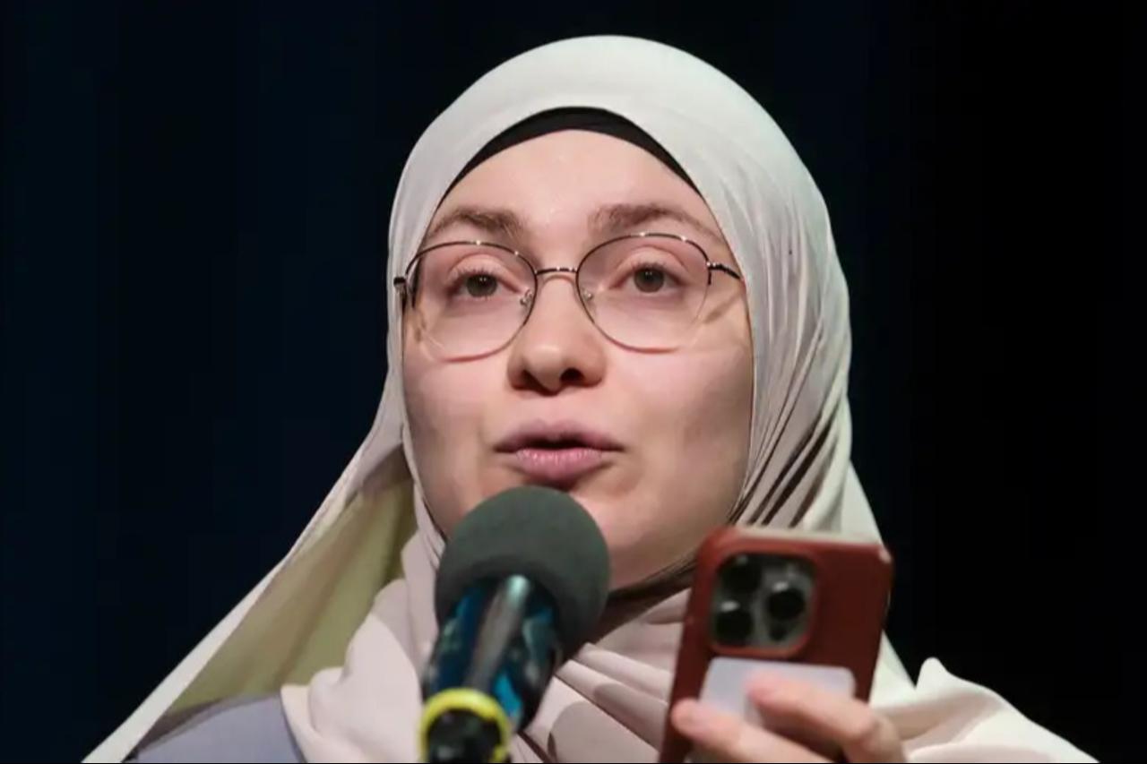 Мигрантка из Турции выиграла чемпионат немецких поэтов Турчанка Айше Ирем стала первой мусульманкой победившей в немецкоязычном чемпионате по поэзии Poetry Slam Подробнее 26 летняя этническая турчанка Айше Ирем стала первой мусульманкой и первой мигранткой победившей в немецкоязычном Poetry Slam который прошел в Хемнице Ирем обошла 80 соперников и стала третьей женщиной за всю историю конкурса удостоенной звания чемпиона По образованию она архитектор В своих произведениях поднимает темы бытового расизма в Германии и чувства всегда быть недостаточно белой В одном из стихотворений она рассказывает как в немецкой школе ей запрещали говорить по турецки на переменах вспоминает теракт в Ханау и случаи когда мы не получали квартиры и работу из за своих имен По ее словам в Германии она сталкивается с предвзятостью из за платка Даже мой свободный немецкий не спасает меня ведь видно что я ношу хиджаб Второе и третье места заняли Юлиус Альтетмар из Баварии и Лиа Хартль из Австрии В командном зачете победу в третий раз подряд одержал берлинский дуэт Wortwin Slamson Поэтический слэм это современное соревнование авторов читающих собственные тексты перед публикой без реквизита и костюмов используя только слова голос и жесты В этом году чемпионат прошел в 29 й раз и собрал немецкоязычных поэтов из Германии Австрии Швейцарии Италии Бельгии Лихтенштейна и Люксембурга Будьте в курсе последних новостей с TRT на русском