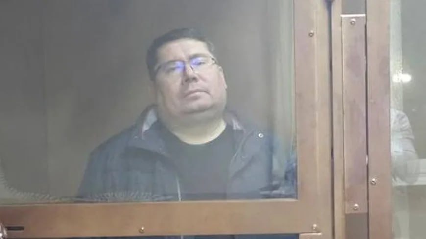 В СМИ появились подробности уголовного дела против одного из менеджеров центрального аппарата РЖД Сергея Галкина Начальник департамента управления бизнес блоком Железнодорожные перевозки и инфраструктура был задержан 29 октября по обвинению в получении взятки в особо крупном размере ч 6 ст 290 УК РФ На следующий день Черемушкинский райсуд Москвы удовлетворил ходатайство следствия об аресте Галкина до конца ноября Операцию разработали и провели следователи управления СКР по ЮАО Москвы и сотрудники ФСБ осуществляющие оперативное сопровождение расследования Уголовное дело Сергея Галкина лишь часть расследования которое было начато в феврале этого года Тогда за дачу особо крупной взятки и посредничество при этом ч 5 ст 291 и ч 4 ст 291 1 УК РФ были задержаны крупные бизнесмены Евгений Прилепин и Руслан Пуха Прилепин в качестве гендиректора ранее возглавлял Центр развития портовой инфраструктуры а сейчас по неподтвержденным данным продолжает входить в его высшее руководство ЦРПИ крупный транспортный холдинг объединяющий активы в различных логистических сегментах портовый железнодорожный вагоностроительный По версии следствия Прилепин через Руслана Пуху сотрудника дочерней компании КТЛР оператора полувагонов передал Галкину 3 млн рублей за согласование дополнительных планов перевозки грузов   Грузопоток