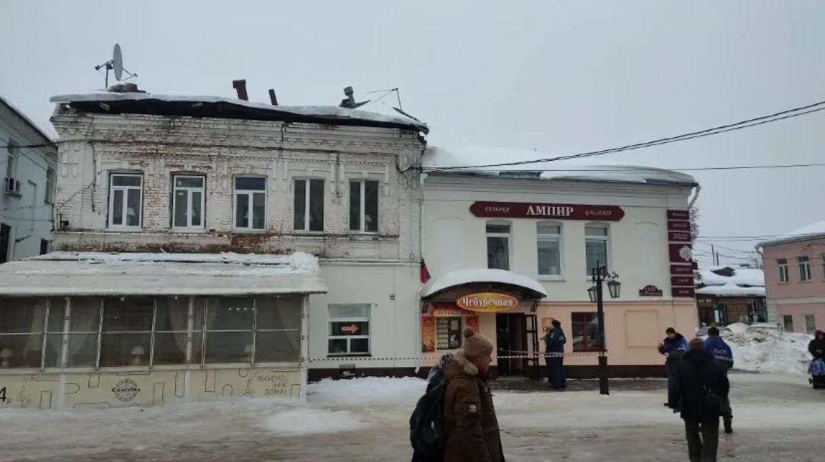 По факту обрушения крыши в доме на Театральной в Калуге возбуждено уголовное дело kaluganews ru fn 1804218 html В Калуге после обрушения крыши в доме с кафе завели уголовное дело Что пошло не так и кто ответит за происшествие Прислать новость Подписаться Мы в MAX