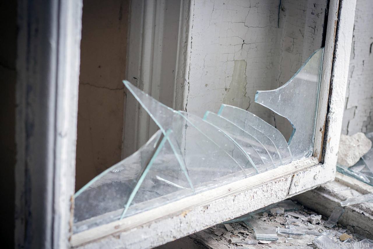 В Волжском обломки беспилотника повредили два дома Обломки сбитого вражеского БПЛА упали в районе СНТ Цветущий сад у одного здания есть повреждения у другого выбило окна К счастью пострадавших нет это главное Открытый Волжский в MAX