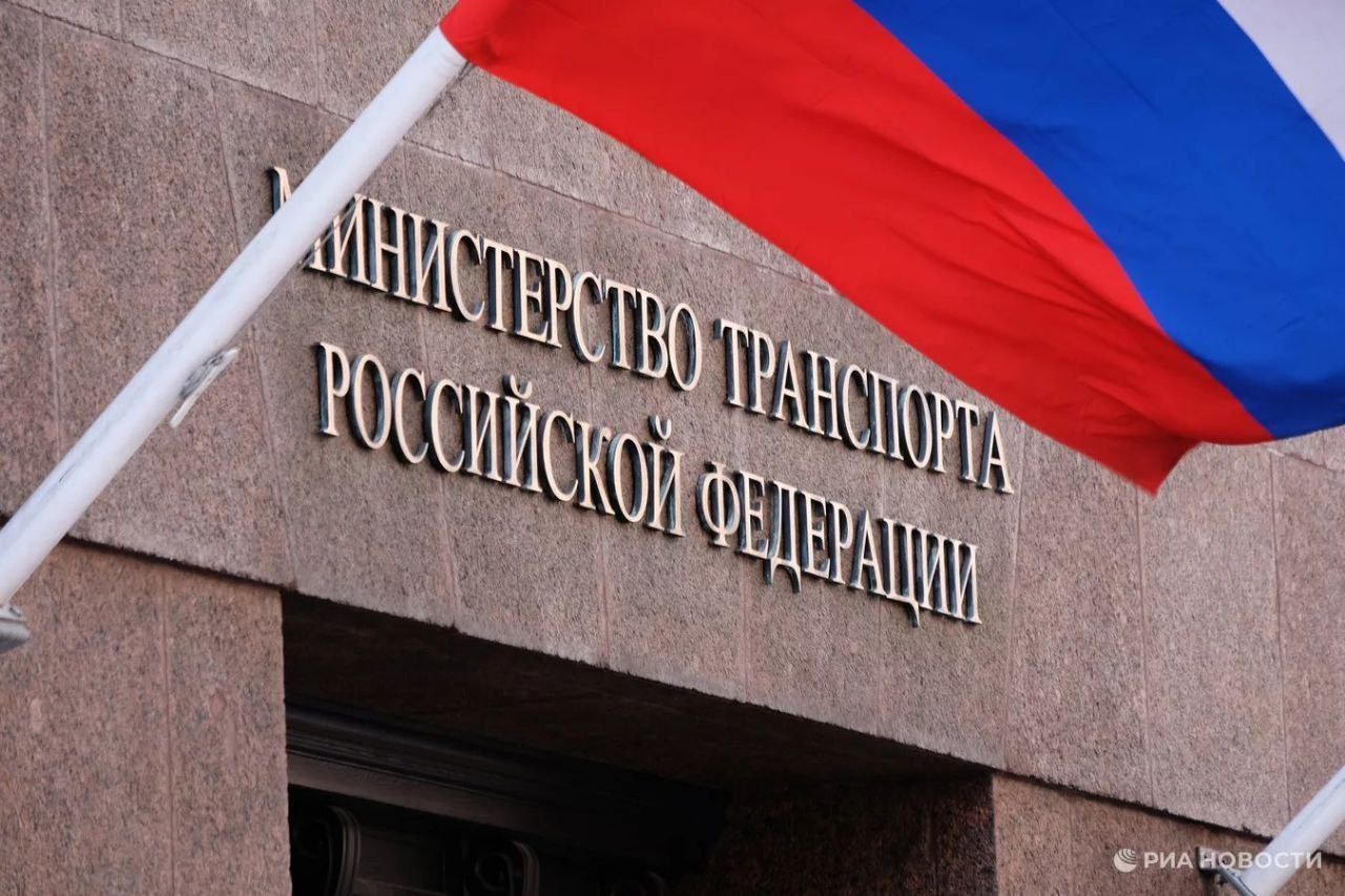 Минтранс России утвердил новый порядок определения начальной максимальной цены контракта и других стоимостных показателей при осуществлении закупок в сфере регулярных перевозок пассажиров и багажа автомобильным транспортом и городским наземным электрическим транспортом Соответствующий приказ 402 от 19 11 2025 был официально опубликован 9 февраля 2026 года Он вступит в силу по истечении 10 дней с даты его официального опубликования Приказ устанавливает правила расчета начальной максимальной цены контракта цены контракта заключаемого с единственным поставщиком начальной цены единицы транспортной услуги Подписаться на PRO transport