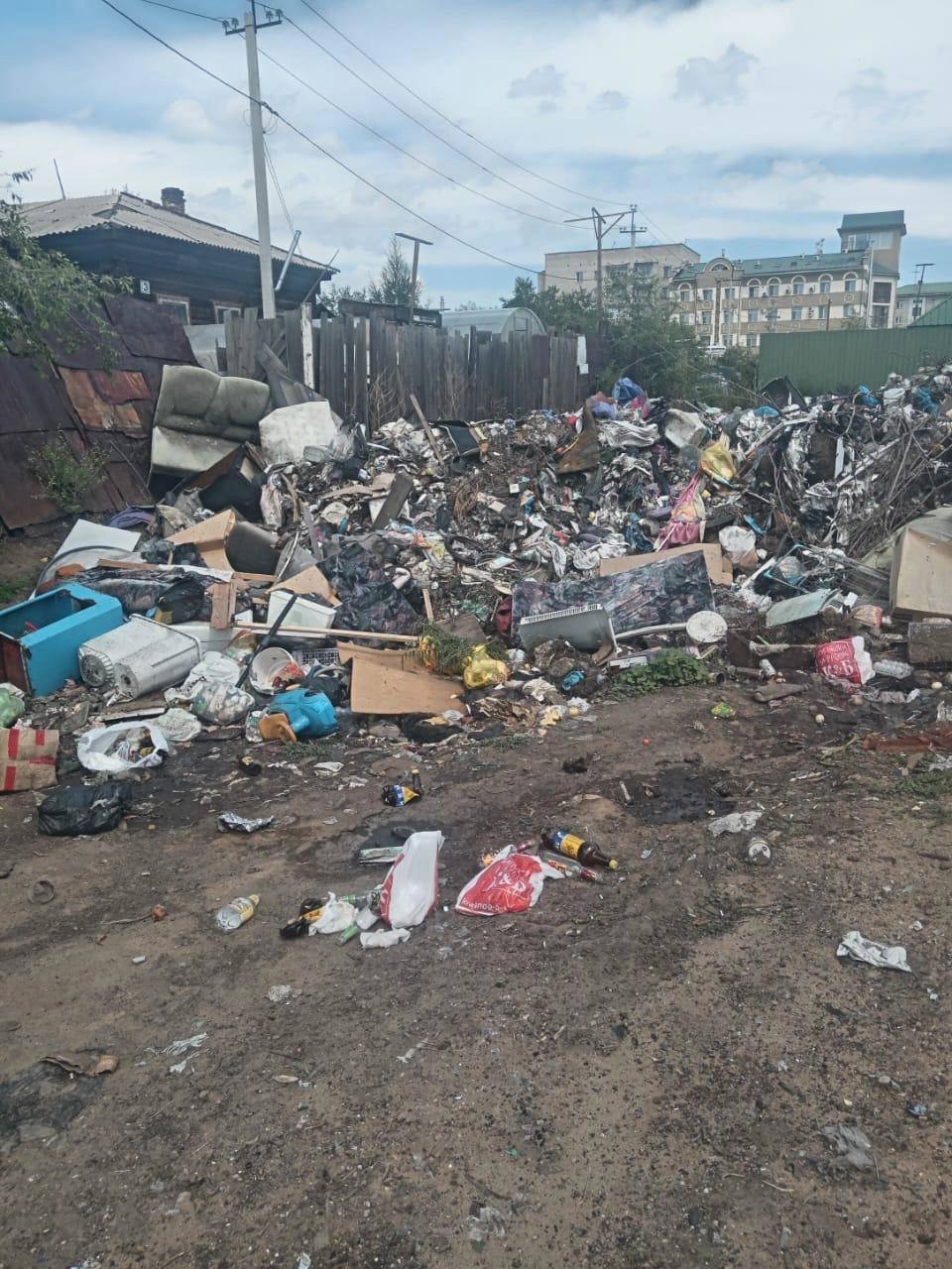 Люди снова устроили свалку.  Помойка выросла около домов № 31 и 33 по улице Гаюсана в Чите. В прошлый раз ее убирали больше года назад.  Жители рассказали, что из-за тепла от мусора очень сильно пахнет, а детям негде гулять.   Очевидица обращалась в администрацию города, где ей сказали, что у этих домов нет управляющей компании и содержать территорию люди должны сами. А «Олерон+» не обязан контролировать несанкционированные свалки.  В мэрии   сообщили, что контракт на уборку помойки уже подписали.   Мнение?   — люди здесь ни при чем   — сами мусорят, сами пусть убирают!    Подписаться