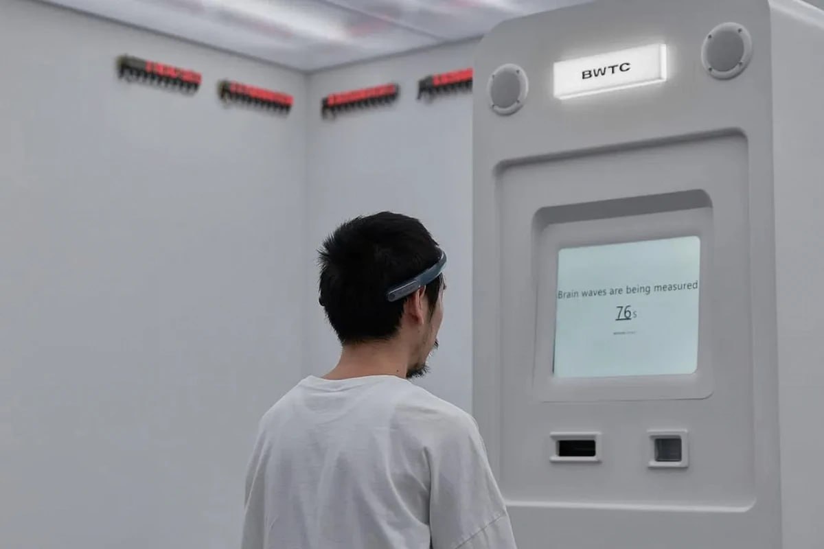 В Японии начали превращать мысли в картины. Компания Brainwave Trading Center создала машину, которая фиксирует уникальную активность мозга и мгновенно преобразует ее в арт-объект. Чем сильнее думаешь в процессе читаешь или концентрируешься, тем интереснее получается изображение. Попробовали бы?