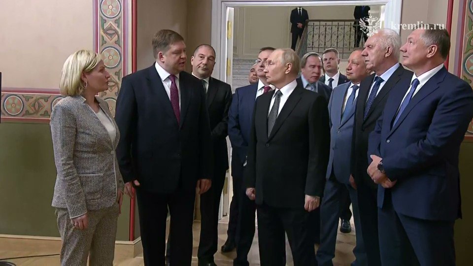 Владимир Путин посетил отреставрированную Санкт-Петербургскую государственную консерваторию имени Н.А. Римского-Корсакова, передает РИА Новости Консерватория включена в государственный свод особо ценных объектов культурного наследия народов РФ. В марте 2015 года историческое здание было закрыто для проведения реконструкции. Ранее министр культуры Ольга Любимова на встрече с президентом РФ в январе сообщила, что основные реставрационные работы были завершены летом 2024 года, и идет закупка музыкальных инструментов. Путин пообещал лично приехать и посмотреть на результат реконструкции. Фото и видео: Кремль, скриншот / Кремль