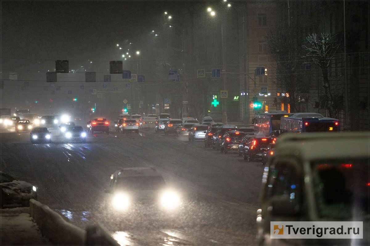 Водителей в Тверской области ждёт неприятный сюрприз  С наступлением в Тверской области очень тёплой погоды многие автомобилисты расслабились. Кто-то успел вернуться к летнему стилю вождения, а кто-то даже – переобуться на летние покрышки. Но по прогнозу Гидрометцентра России делать это ещё очень рано.  #гололед #заморозки #похолодание