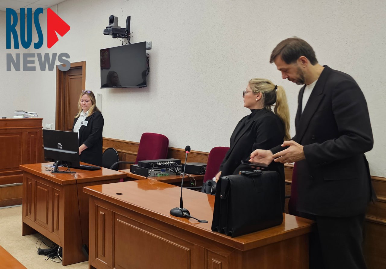 Суд в Екатеринбурге утвердил закрытие «Фонда Ройзмана»   Свердловский областной суд утвердил решение Октябрьского районного суда о ликвидации благотворительного фонда «Фонд Ройзмана», сообщил корреспондент RusNews.   Заседание закрыли по инициативе суда. Поводом для такого решения стало якобы «разглашение личных данных несовершеннолетних».    14 апреля судья Октябрьского районного суда Екатеринбурга ликвидировала фонд, за «нецелевое расходование средств». Минюст инициировал проверку в фонде Евгения Ройзмана  по запросу свердловского МВД в сентябре 2024 года. Ведомство сочло нарушением факт того, что фонд не вернул жертвователям деньги на Zolgensma – препарат от спинальной мышечной атрофии для двух детей, который в итоге купили за счёт госкорпорации «Круг добра».  1 августа состоялся последний день работы «Фонда Ройзмана».    Фонд был основан в 2015 году и помогал людям с лекарствами, обследованиями, операциями.    — Признан властями РФ иноагентом.  #екатеринбург   Подписаться   Помочь RusNews