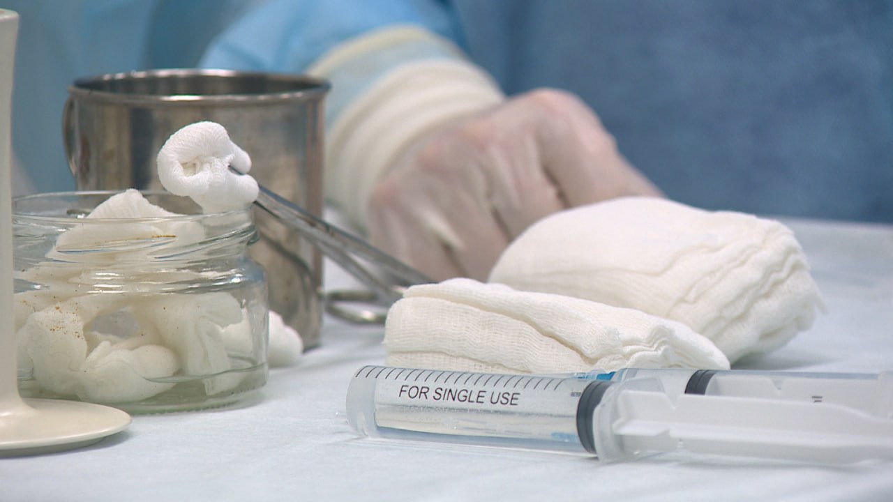 Экстренную операцию выполнили нейрохирурги Волгоградской областной клинической больницы 1 Врачи спасли 19 летнюю девушку с артериовенозной мальформацией головного мозга Ситуация была осложнена разрывом с кровоизлиянием В региональный нейрохирургический центр пациентку доставили 5 января из Калачевского района В настоящий момент пациентка находится в палате под постоянным наблюдением медицинского персонала ее состояние оценивается как стабильное продолжается восстановление сообщили в облздраве Подписаться Перейти на сайт MAX