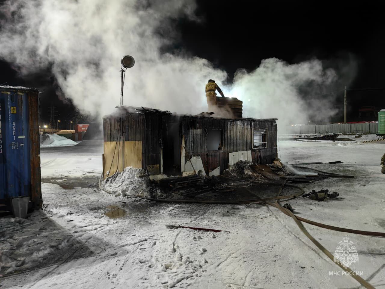 В Тынде при пожаре в вагончике погиб 52 летний мужчина 16 ноября на ул Чкалова в Тынде горел сторожевой вагончик Пожар распространился на площади в 18 кв метров Его ликвидировали два боевых расчета В ГУ МЧС РФ по Амурской области уточнили что на месте пожара обнаружен погибший 52 летний мужчина Фото mchs28 Portal2x2 Реклама