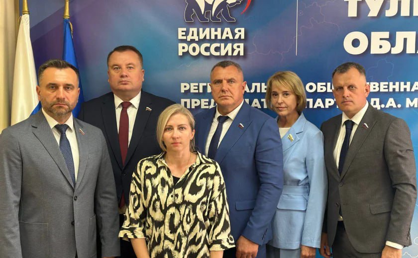 Тульские депутаты от партии «Единая Россия» оказали финансовую помощь вдове сотрудника МЧС  В рамках проведения совместного приёма граждан в региональной общественной приемной председателя партии «Единая Россия» Д.А. Медведева в Тульской области депутаты от партии «Единая Россия» — депутат Государственной Думы ФС РФ Виктор Дзюба, депутат Тульской городской Думы Александр Швыков и депутаты Тульской областной Думы Дмитрий Афоничев и Геннадий Никитин, полковник спецназа, ветеран боевых действий, — передали вдове сотрудника МЧС России Ильи Ковалева, воспитывающей 9-летнего сына, 500 тысяч рублей из личных денежных средств.  Илья Ковалев погиб при исполнении служебных обязанностей 11 июля 2025 года во время ликвидации последствий атаки БПЛА в Тульской области. Илья прослужил в системе МЧС России 16 лет. Неоднократно был отмечен ведомственными наградами. На его счету множество спасенных жизней и ликвидированных пожаров.  Илья Ковалев погиб как герой, защищая жителей нашего региона. Светлая ему память!