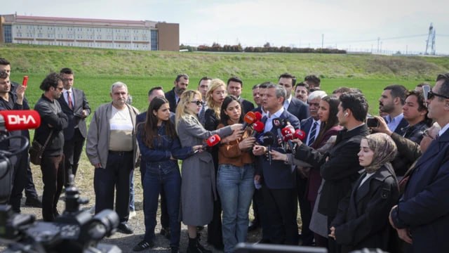 ОЗЕЛЬ ПОСЕТИЛ ИМАМОГЛУ В ТЮРЬМЕ ПОСЛЕ БЛОКИРОВКИ ЕГО АККАУНТА В СОЦСЕТИ X Лидер ведущей оппозиционной Республиканской народной партии РНП Турции Озгюр Озель посетил мэра Стамбула Экрема Имамоглу в тюрьме Силиври после блокировки доступа к его аккаунту в соцсети X по решению турецких властей. «Мы подали заявку администраторам X отсюда, потребовав, чтобы они сняли их блокировку. И мы подадим аналогичную заявку», – сказал лидер РНП после встречи с Имамоглу.