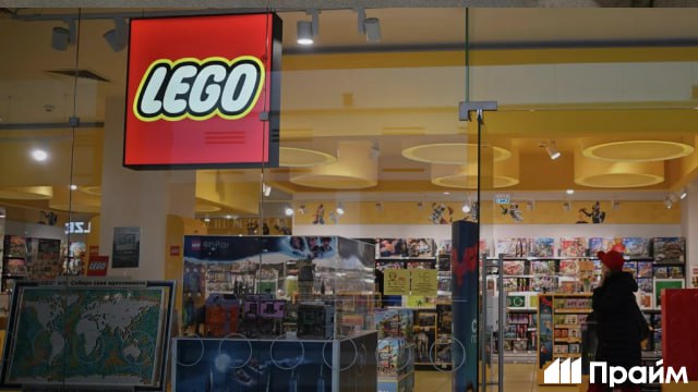 Датская Lego, приостановившая поставки в Россию, подала заявки в Роспатент на регистрацию товарных знаков, выяснило РИА Новости  Компания хочет зарегистрировать в России образовательный проект, а также производить и продавать игрушки, конструкторы, книги, настольные игры и другую продукцию.