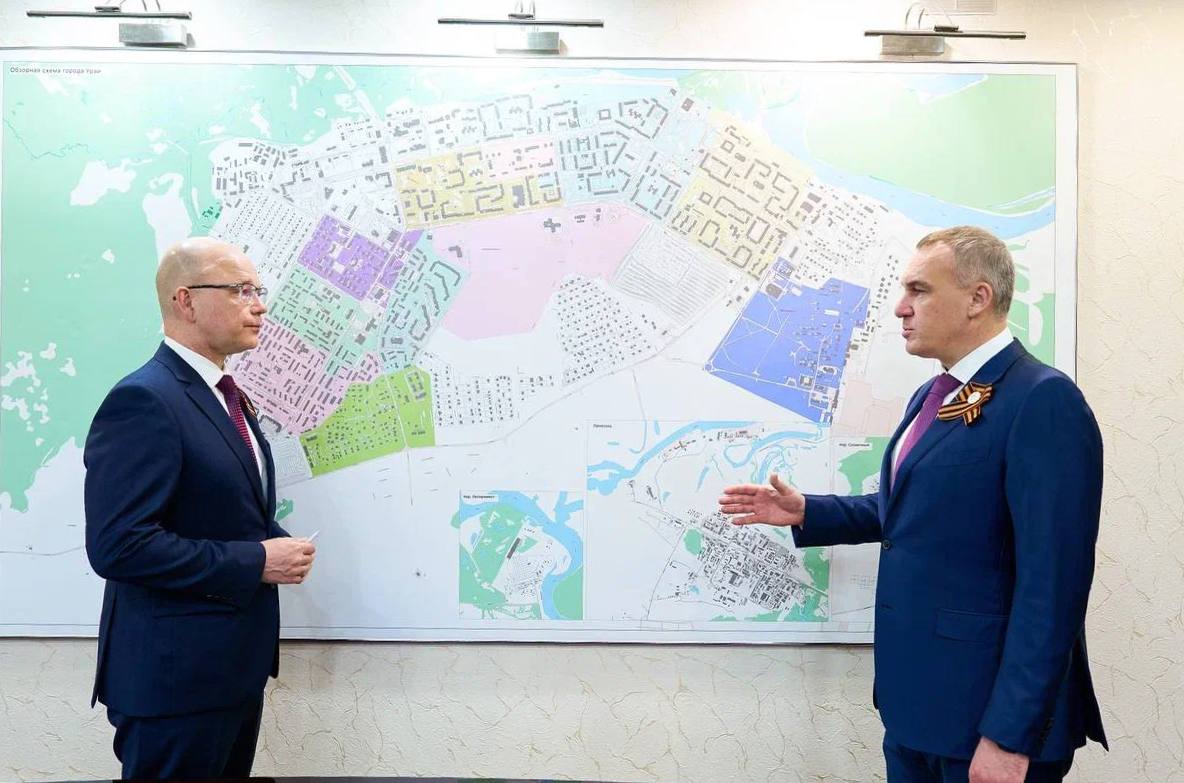 В ходе визита в Урай с главой города Тимуром Раисовичем Закирзяновым обсудили результаты и перспективы развития муниципалитета, посетили объекты, которые сегодня находятся на стадии строительства, уже эксплуатируются, а также требуют модернизации. Стационар с прачечной в Урае возводится с 2021 года. Стройплощадку посещал летом. Подрядчик обещал выполнить работы по основному корпусу до конца 2024 года. Сегодня готовность здания составляет 96%, ведется поставка медицинского оборудования. В планах – демонтаж старой больницы, строительство на ее месте двух новых корпусов. На выездном совещании обсудили причины переноса сроков, а также дальнейшие действия, необходимые для ввода в эксплуатацию всех корпусов больничного комплекса в текущем году. Приняли решение о необходимости ремонта в этом юбилейном для Урая году центральной дороги по улице Ленина и улицы Северная вблизи стационара. Познакомился с воспитанниками и педагогами детской школы искусств. Здание 1981 года постройки не соответствует современным стандартам. Вместе с ПАО «Лукойл» планируем построить на этом месте современный Дворец искусств. Поставил задачу профильным специалистам разработать дизайн-проект, проработать вопрос связанности территории с набережной реки Конды. Важно, чтобы у талантливых ребят была возможность развивать свои способности, организовывать и проводить культурные мероприятия в комфортной обстановке. Обсудили планы по ремонту объездной дороги, в том числе в районе моста через реку Колосья. В окружном бюджете на эти цели заложены средства на 2026–2027 годы. Врачи Урайской окружной больницы медицинской реабилитации охватывают население всей западной части региона. Пациенты высоко оценивают работу учреждения, в том числе по линии реабилитации участников специальной военной операции после полученных травм. Также в ходе визита дал поручение департаменту образования и науки Югры совместно с администрацией города проработать возможность расширения корпусов Урайского политехнического колледжа, создания профориентационных классов.