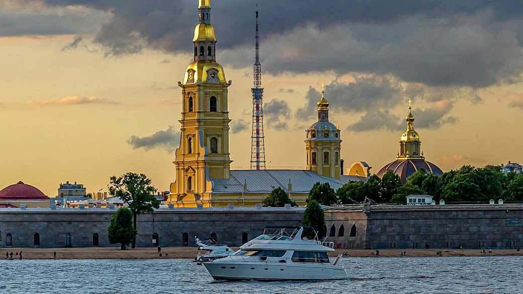 Валентина Матвиенко поздравила петербуржцев с днем основания города. «Северная столица прошла немало испытаний на историческом пути, но, несмотря ни на что, сохранила богатейшее культурное и духовное наследие, пронесла через столетия свою державность и монументальность, воплощая величие и могущество Российского государства», - отметила Председатель Совета Федерации. Она напомнила, что город не дрогнул даже в блокаду, став символом патриотизма, единения и силы воли. Сегодня Петербург – один из крупнейших экономических, инновационных и научно-образовательных центров страны и мира. В городе создаются необходимые условия для укрепления промышленного потенциала, реализации перспективных инвестиционных проектов. Все возникающие проблемы решаются при активном участии горожан, и динамичное развитие мегаполиса во многом их заслуга, заключила спикер. Фото: