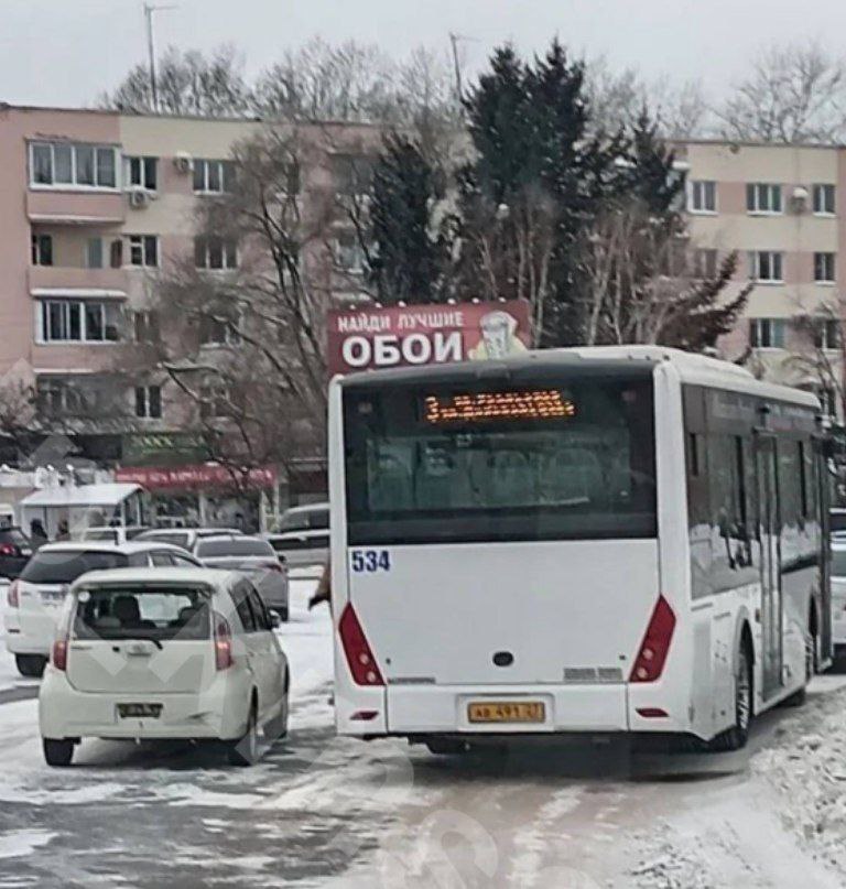 Сегодня в ходе мониторинга сети интернет сотрудниками полиции выявлена информация о дорожно транспортном происшествии с участием рейсового пассажирского автобуса следующего по установленному маршруту 3 и автомобиля Тойота Пассо в районе дома 14Б проспекта Ленина г Комсомольска на Амуре Пострадавших в ДТП нет В салоне автобусов находились 20 пассажиров из них никто не пострадал  Уважаемые водители Призываем быть особенно внимательными соблюдать дистанцию выбирать скоростной режим избегать беспорядочного маневрирования и резкого торможения строго выполнять предписания дорожных знаков