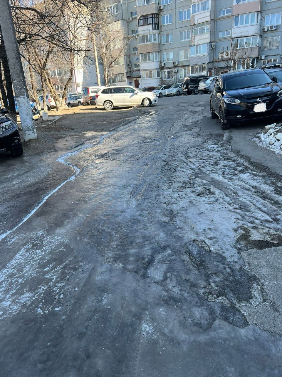 Добрый день! Во дворе дома на улице Ульяновской, 5/4 в Артёме рванула канализация. Сточные воды хлынули из колодца, с каждым днем намерзает новый слой. На следующей неделе у нас ожидается плюсовая температура. И боюсь представить, какие ароматы будут здесь, рядом с подъездами, когда это всё растает. По льду в узком дворе вечером скользят машины и пешеходы! Очень просим ответственные службы принять меры к устранению проблемы!  От подписчика