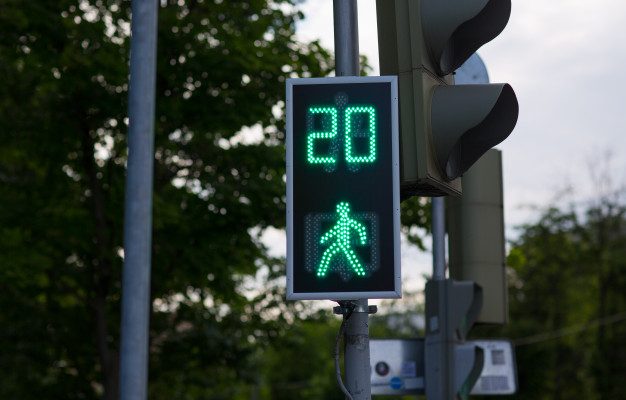 В Барнауле продолжаются работы по внедрению интеллектуальной транспортной системы Комитет по дорожному хозяйству и транспорту нашел подрядчика для установки оборудования умных светофоров, на которых будут размещаться современные дорожные контроллеры и детекторы транспорта. На проспекте Красноармейском будут обновлены 12 светофорных объектов. Умный светофор также появятся на пересечении пр-кта Ленина с ул.Ползунова. Установка оборудования интеллектуальной транспортной системы позволит повысить пропускную способность дорог с учетом меняющихся пешеходных и транспортных потоков в зависимости от времени суток и погодных условий для минимизации возникновения заторовых ситуаций. Все периферийное оборудование подключат к интеллектуальной транспортной системе. Это стало возможным благодаря нацпроекту «Инфраструктура для жизни». На осуществление всех необходимых работ из федерального бюджета было выделено 38,6 млн рублей. Работы будут выполнены до 30 сентября.