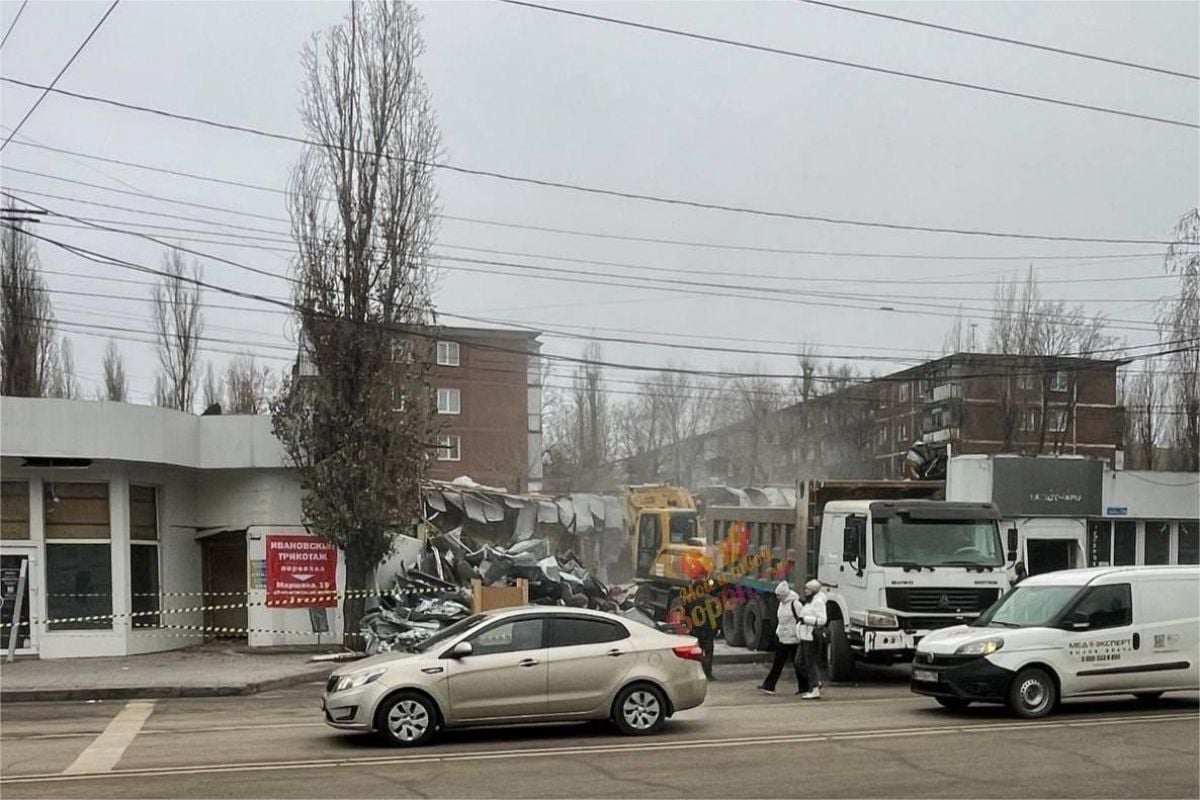 На улице Маршака сносят торговые павильоны     В пресс-службе правительства Воронежской области рассказали, что снос стал результатом длительного судебного разбирательства. Оказалось, что еще в 2020 году Советский районный суд удовлетворил иск департамента имущественных и земельных отношений, обязав владельцев снести самовольные постройки за свой счет в течение 30 дней.  ↗  Прислать новость   Подписаться