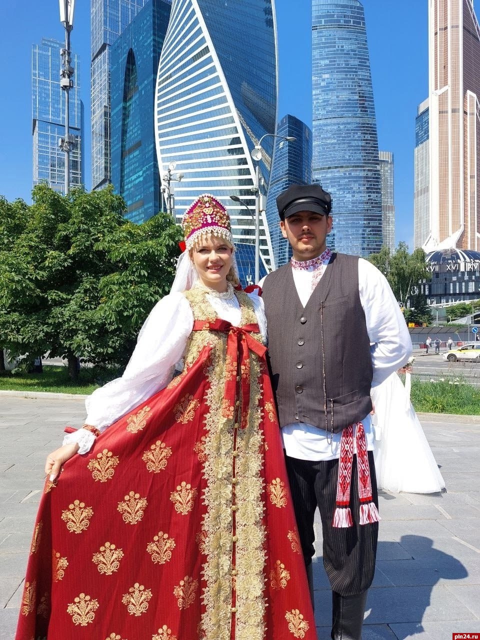 Пара в костюмах Псковской губернии выиграла фотоконкурс на всероссийском свадебном фестивале Илья Басов и Лада Голосова поженились в День семьи, любви и верности на всероссийском свадебном фестивале «Россия. Соединяя сердца» в Москве и стали победителями фотоконкурса. Молодые люди предстали в традиционных костюмах Псковской губернии. Свадебный фестиваль «Россия. Соединяя сердца» проходит до 10 июля. В его программу вошли познавательные экскурсии, мастер-классы, выставки, лекции и паблик-токи. За время работы фестиваль раскроет богатую культуру России через свадебные традиции ее народов.