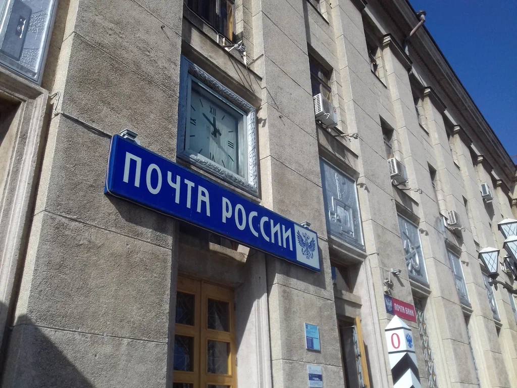 Доброе утро друзья Почта России изменит правила посылок с 1 декабря Изменения затронут популярные форматы Мелкий пакет Бандероль и Мешок М Главное новшество замена буквы в почтовом идентификаторе Вместо префикса R теперь будет использоваться литера L Это решение Всемирного почтового союза направлено на улучшение системы отслеживания посылок Почта России рекомендует клиентам уже подготовившим отправления с префиксом R сдать их до 1 декабря После этой даты все новые посылки будут автоматически оформляться только с буквой L Подпишись на Курск 1