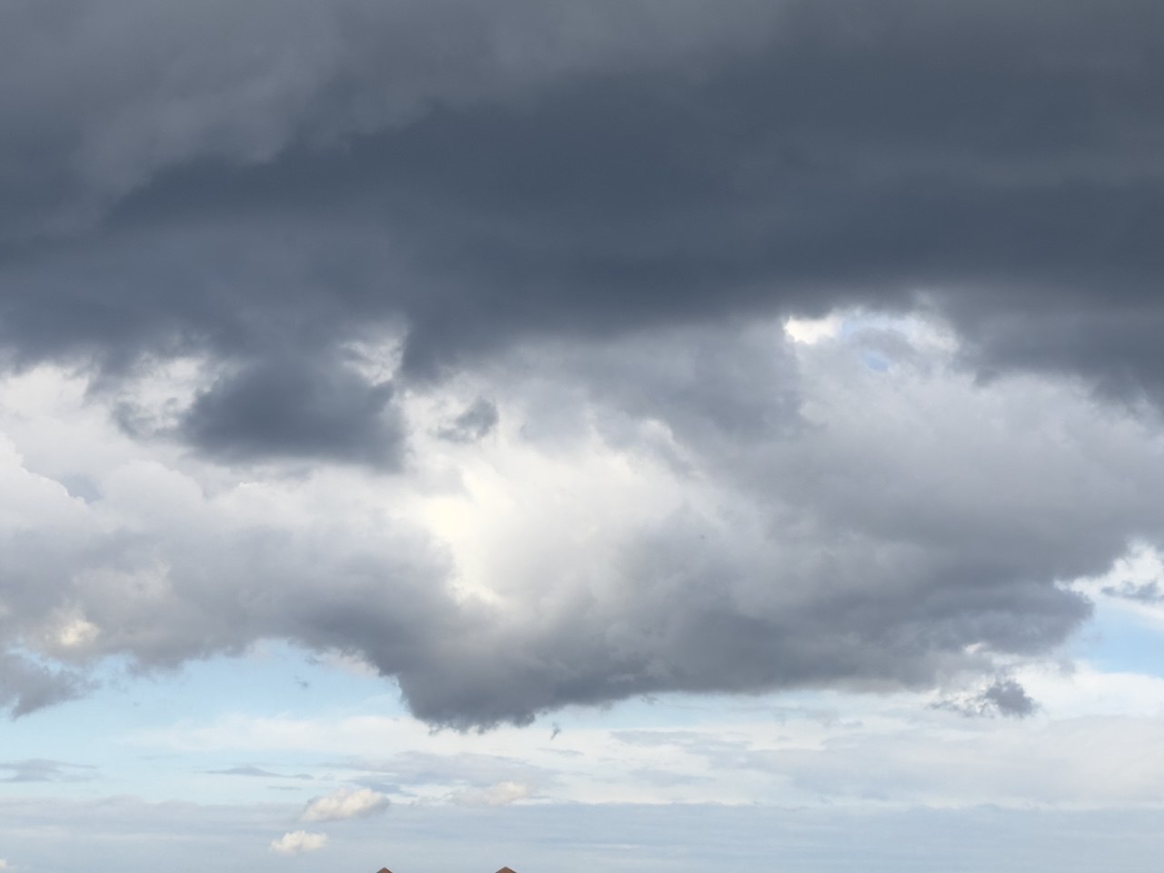 На Кубани объявили штормовое предупреждение на 31 января и 1 февраля В крае кроме Сочи прогнозируются сильный дождь ливни с грозой и порывистый ветер до 20 25 м с На реках Черноморского побережья и юго западных притоках Кубани возможны подъёмы воды до неблагоприятных уровней Кубанские Новости Мы в MAX