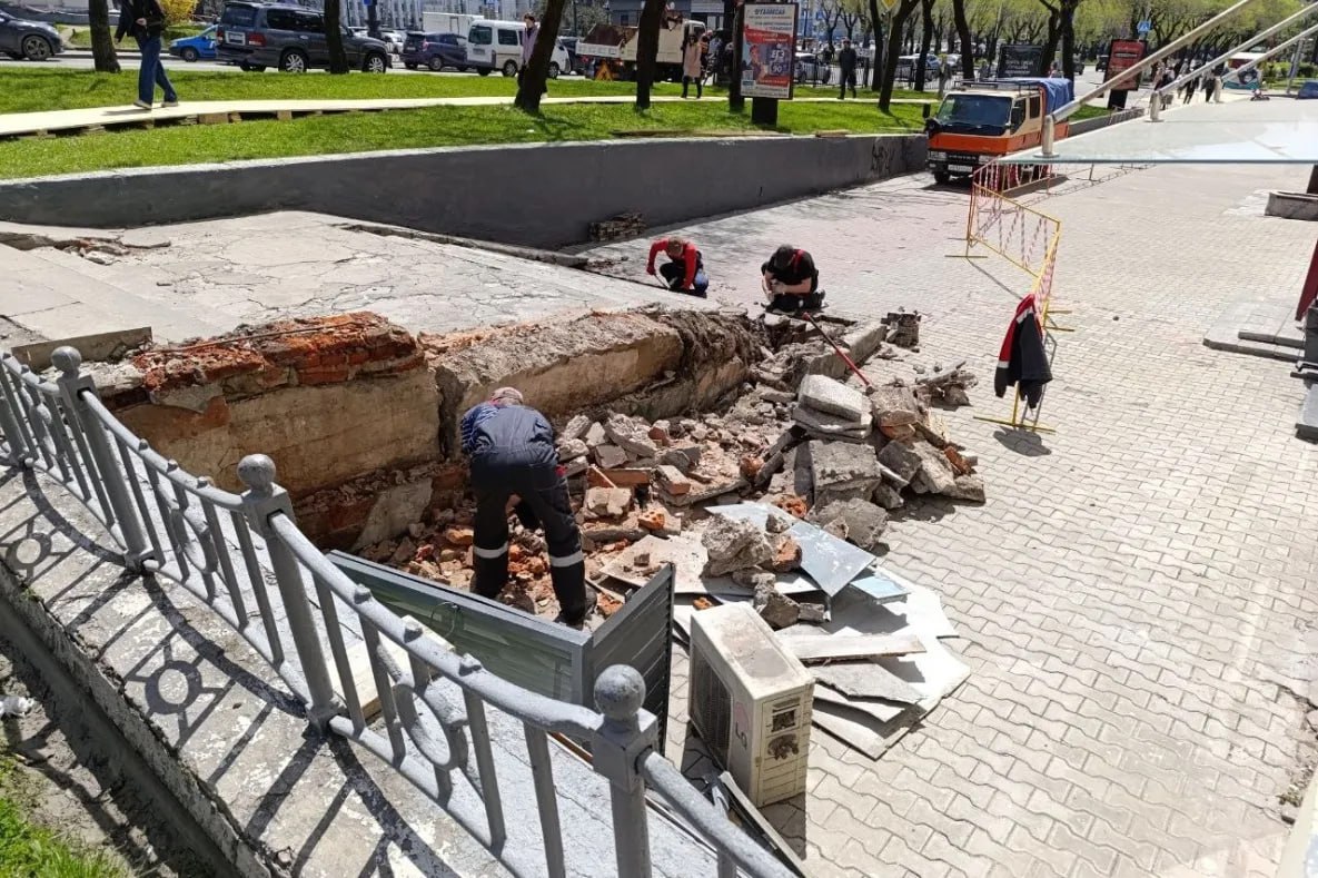 В Хабаровске реконструируют опасную лестницу Рабочие полностью перестраивают аварийный участок в районе перекрёстка улиц Карла Маркса и Пушкина. Сейчас снесли старые ступени и подготовили каркас. На новой лестнице обещают сделать пандус на замену крутого спуска. Если не помешают дожди, то все работы над конструкцией должны быть завершены в течение месяца.