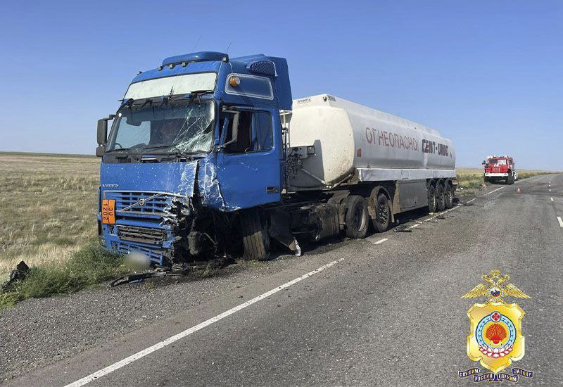 В Калмыкии произошло ДТП со смертельным исходом Сегодня утром на 145 км автодороги регионального значения Яшкуль Комсомольский Артезиан Черноземельского района произошло столкновение двух транспортных средств Toyota Land Cruiser Prado и бензовоза Volvo В результате ДТП на месте происшествия погибли водитель и два пассажира автомобиля Toyota один из которых несовершеннолетний В медицинского учреждение доставлены два выживших пассажира этого же автомобиля На месте ДТП для установления обстоятельств и причин произошедшего работают экстренные службы Госавтоинспекция следственно оперативная группа полиции сообщили в пресс службе МВД РК Читайте новость на сайте РИАКалмыкия РеспубликаКалмыкия