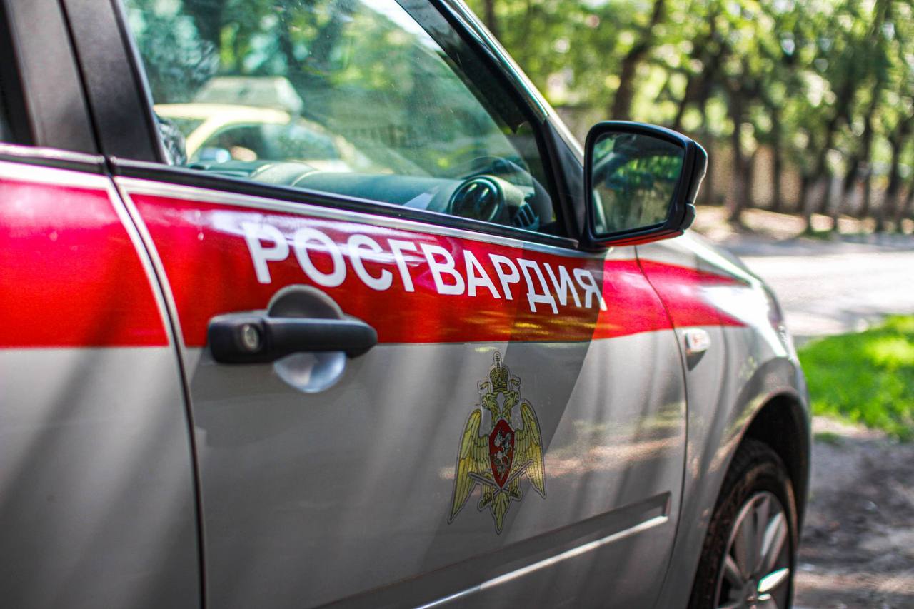 В Запорожской области росгвардейцы оказали помощь выпавшей из окна девушке В Мелитополе сотрудники вневедомственной охраны Росгвардии стали очевидцами чрезвычайного происшествия – 19-летняя местная жительница выпала из окна четвертого этажа многоквартирного дома. Правоохранители незамедлительно вызвали бригаду медиков и до их прибытия оказывали пострадавшей первую помощь. Грамотные действия росгвардейцев позволили избежать более тяжких последствий для её здоровья. Девушка госпитализирована в лечебное учреждение с различными травмами. Обстоятельства несчастного случая устанавливаются.