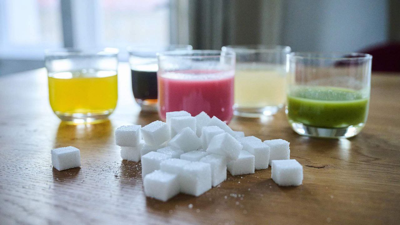 Производители стали массово убирать сахар из недиетической газировки. Причина — в дополнительном повышении акциза после 1 января — с 7 до 10 рублей за литр. «Очаковский» уже снизил количество килокалорий с 35 до 20 на 100 мл, «Добрый» — с 32 до 19, Cool Cola — с 45 до 20, «Черноголовка» в лимонадах — до 20 ккал, выяснили «Известия». Представители бизнеса признают изменение технологий производства, но при этом отмечают тренд общества на ЗОЖ и называют снижение сахара логичным. Диетологи в то же время советуют потребителям не злоупотреблять подсластителями.