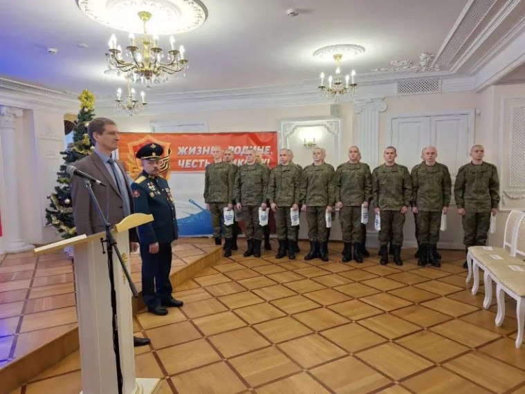 В Ульяновске завершается осенний призыв  Для службы ульяновских срочников направляют в 623-й Межвидовой региональный учебный центр войск связи, войска национальной гвардии, спецназ, в сухопутные войска и ВДВ  Важно отметить, что они не принимают участия в специальной военной операции    При этом срочники могут заключить контракт на военную службу  и получить все полагающиеся при этом выплаты. При прохождении службы они имеют преимущество при поступлении в военные вузы, поскольку являются уже подготовленными специалистами  В ходе осеннего призыва в Вооружённые Силы России в рамках Уголовного кодекса и Кодекса об административных правонарушениях возбуждено уголовное дело за уклонение от службы в армии. Ещё пятнадцать дел находится на рассмотрении в следственных органах  По информации правоохранительных органов, всего разыскано более 400 уклонистов. Сейчас решается вопрос о направлении их в воинские части для прохождения воинской службы или зачисления в запас  Подробнее на сайте