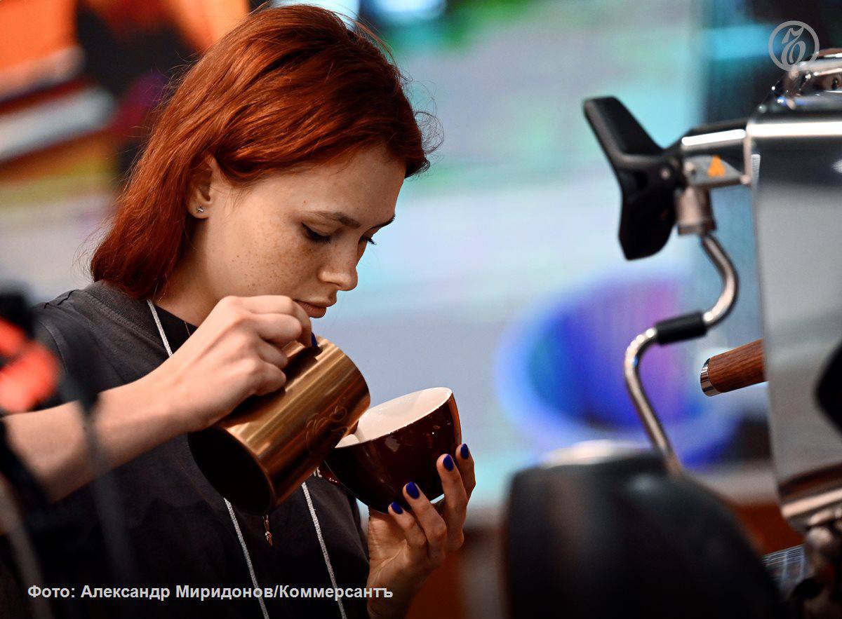 Рынок горячих напитков в России претерпевает значительные изменения на фоне резкого роста цен на кофе и растущей популярности альтернативных продуктов За прошедший год цены на кофе стремительно выросли как в кофейнях так и в рознице Средняя цена в кофейнях выросла на 15 17 в рознице на 18 29 Среди основных причин роста цен мировой дефицит сырья климатические проблемы в странах производителях геополитическая напряженность и рост логистических издержек Чай выгоднее по цене для потребителя однако менее популярен среди россиян и вряд ли он сможет серьезно потеснить кофе А вот такие альтернативные напитки как цикорий фитокофе и чай матча набирают популярность благодаря общемировым трендам на ЗОЖ и могут занять существенную долю в сегменте горячих напитков прогнозируют эксперты Что будет с ценами на популярные горячие напитки разбирался Ъ Review ЪReview