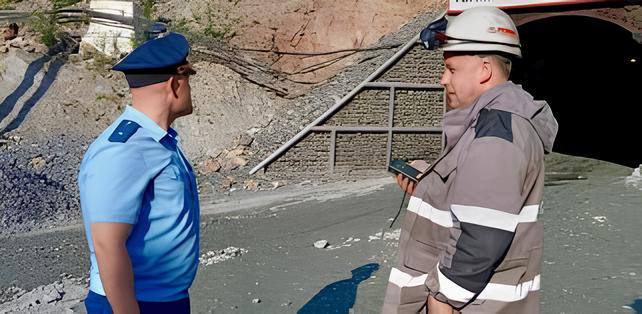 ПРОКУРАТУРА НАЧАЛА ПРОВЕРКУ В СВЯЗИ ГИБЕЛИ СТУДЕНТА НА РУДНИКЕ Сейчас на руднике в Солнечном районе прокуратура начала проверку. Об этом сообщает телеграм-канал надзорного ведомства. На руднике Молодежный произошло обрушение породы в результате пострадал 23-летний молодой человек, студент Санкт-Петербургского горного университета, проходивший практику. Он был доставлен в больницу, но спасти его не удалось. Для установления обстоятельств трагедии на место выехал прокурор района. Будет дана оценка исполнения законодательства об охране труда на предприятии.