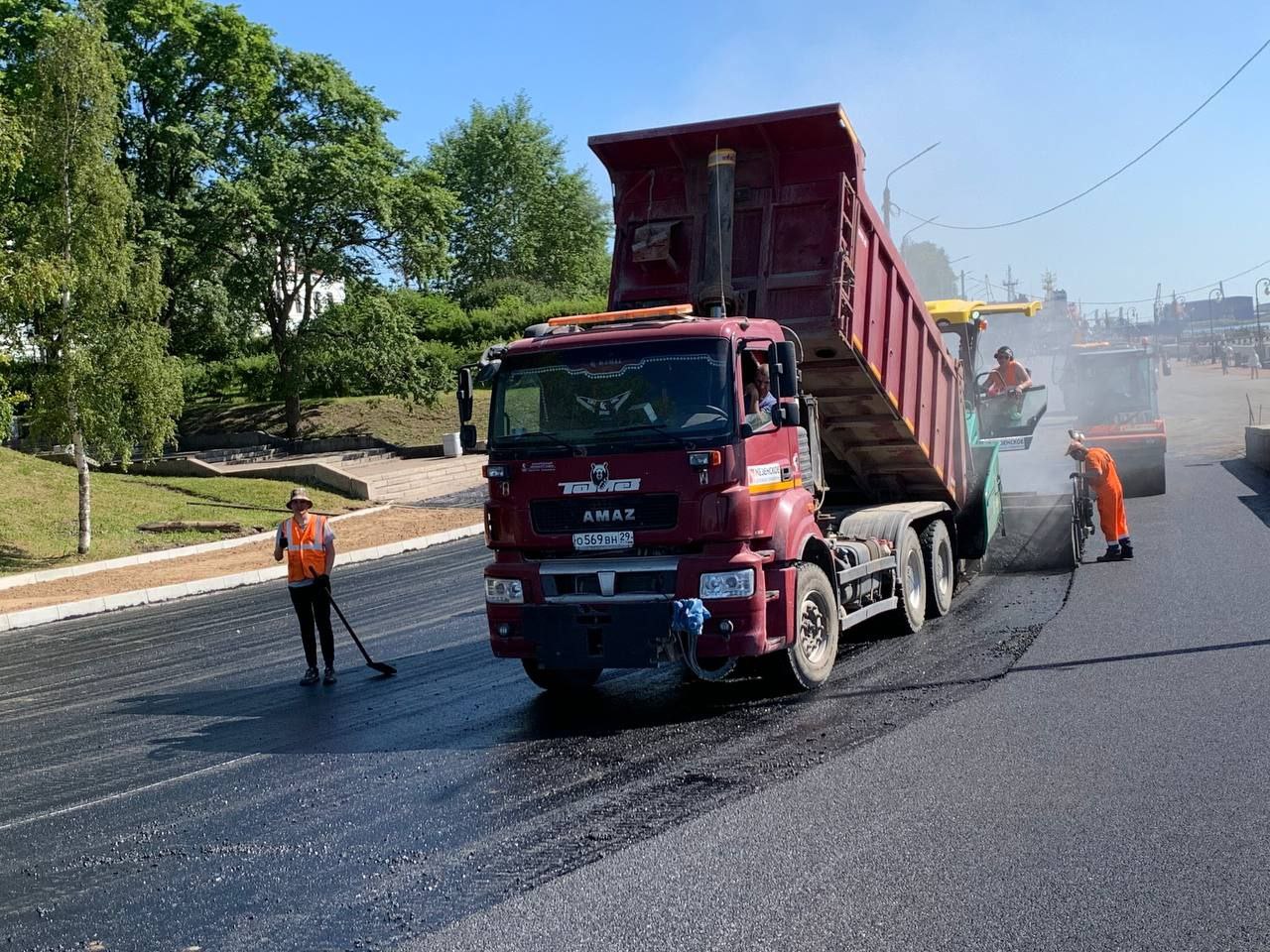 В Архангельске заканчивается асфальтирование спусков к Набережной Северной Двины . Практически завершены работы на участках по улицам Воскресенской и Карла Либкнехта. Эти дорожные работы проводятся за счет дополнительного финансирования – 250 млн рублей, которые были выделены из областного бюджета на обновление проблемных участков дорог областного центра. Всего в этом году на эти средства проводится ремонт на 13 участках улично-дорожной сети Архангельска. На сегодняшний день уже завершены ремонты на Новгородском и Никольском проспектах, улицах Ильинской, Гагарина, Тимме и Куйбышева. Сейчас обновляется участок проспекта Ломоносова от улицы Урицкого до улицы Смольный Буян, где дорожники устанавливают бортовой камень. В Театральном переулке завершен подъем колодцев, а в Банковском переулке подрядчик приступил к устройству покрытия из брусчатки. В ближайшее время начнутся работы на улицах Краснофлотская, Шубина и Садовая.