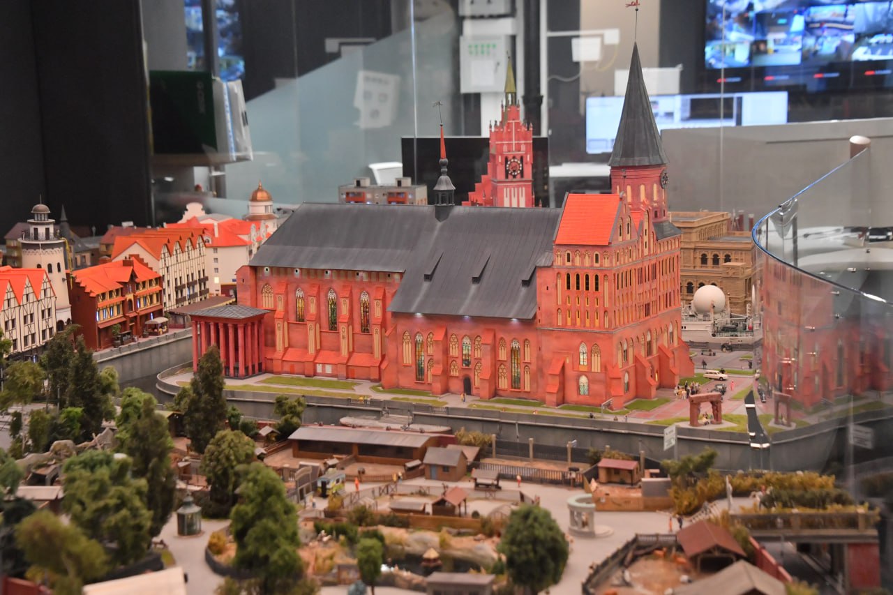 Калининград попал в список городов куда туристы из регионов России мечтают отправиться в путешествие в новогодние каникулы в 2026 году Об этом сообщает сервис SuperJob ссылаясь на результат свежего опроса Куда хотели бы поехать россияне в новогодние праздники На первом месте Москва следом идут Санкт Петербург и Сочи а также Байкал Далее как раз Калининград В целом в России каждый второй 56 мечтает провести январские каникулы за пределами своего родного города в основном это женщины Остаться дома планируют 30 в основном это мужчины 14 затруднились с ответом