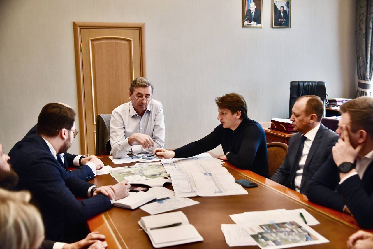 Заместители председателя правительства Ленинградской области Евгений Барановский и Сергей Харлашкин объединят усилия курируемых комитетов для синхронизации развития социальной и дорожной инфраструктуры в локациях нового жилищного строительства. «По поручению Губернатора ориентируем строительный комплекс на работу с механизмом КРТ. Сегодня речь не только о садах и школах, а о всей инфраструктуре, включая дороги местного и регионального значения. Договорились, что проработаем пилотный проект, и на его основе выработаем реализуемую градостроительную модель, которую распространим на весь регион. Это позволит создать чёткую и понятную систему для всех участников процесса и обеспечить гармоничное развитие региона в долгосрочной перспективе», — рассказал Евгений Барановский по итогам межведомственного совещания.