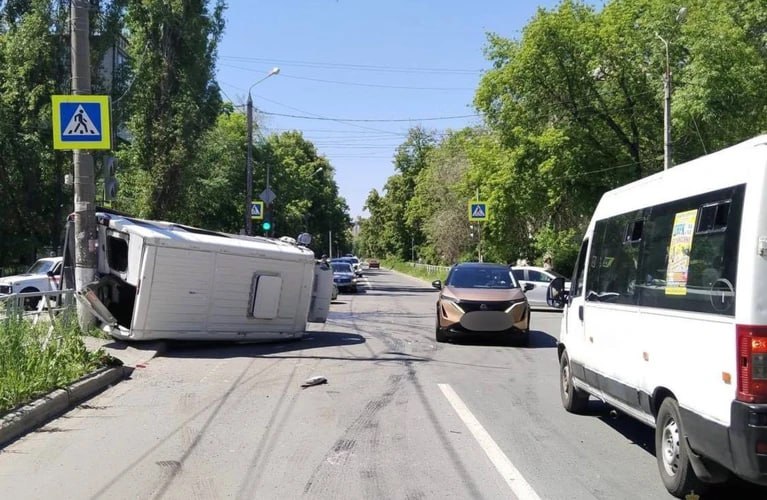 Три человека пострадали в ДТП с перевернувшимся автобусом в Тольятти 26 мая около 11:40 54-летний водитель автобуса Fiat ехал по улице Ленина в направлении улицы Жилина. На перекрестке Ленина и Советской он проехал на красный и столкнулся с автомобилем ВАЗ 2112 под управлением 34-летнего водителя. В аварии пострадали водитель легковушки и два пассажира автобуса. Во всех обстоятельствах этого инцидента сейчас разбираются полицейские.